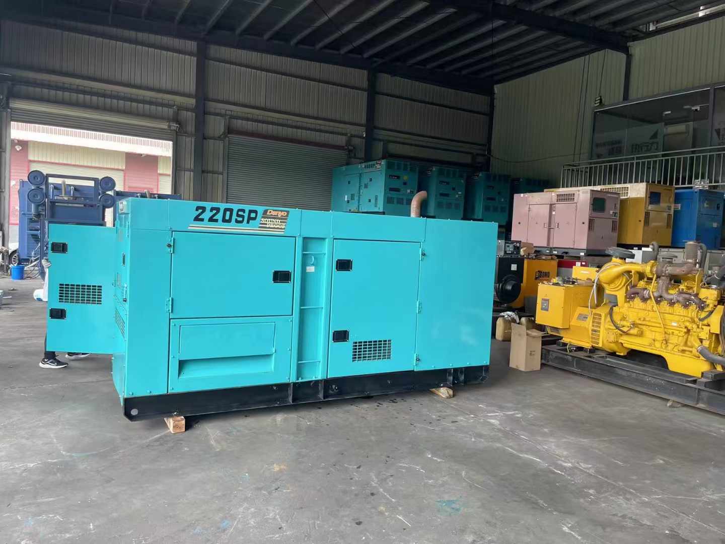 新龙柴油发电机组长期不间断运行时，如何监控其温度和压力？