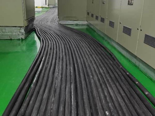 新龙如何根据理论计算公式计算温度对特定电压测量结果的影响？